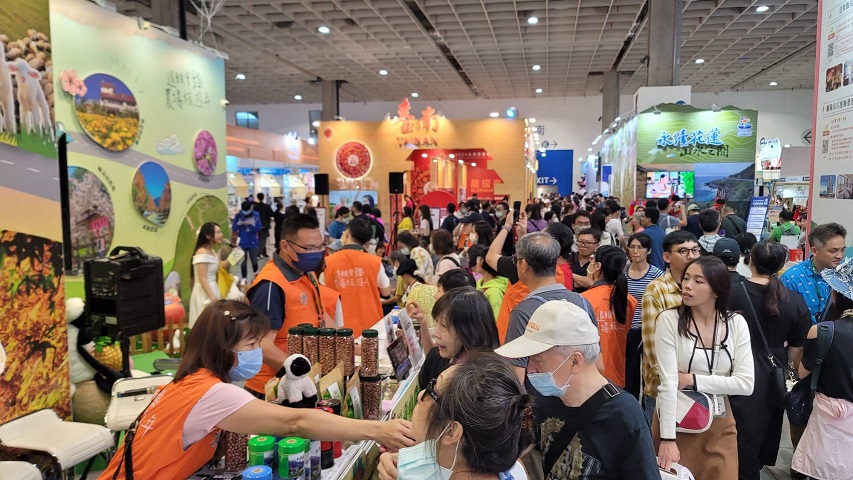 退輔會農場小知識連連看遊戲闖關，民眾熱情參與。（退輔會提供）