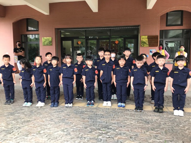 小小警察開巡邏車騎哈雷機車  小朋友高興萬分