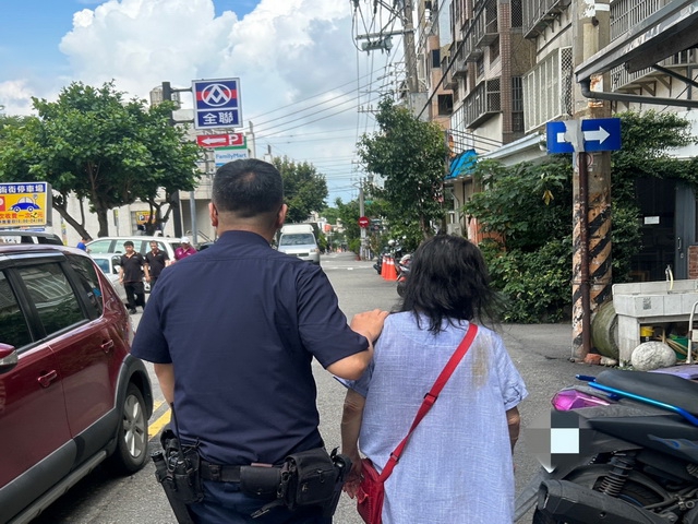 古錐嬤出門歡唱未返家！烏日犁份所員警「聞聲」找到她