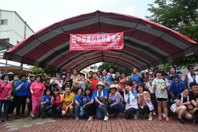 家扶與田中北路社區協會合辦「田粽傳愛慶端午，親子包粽趣」。（照片家扶提供）