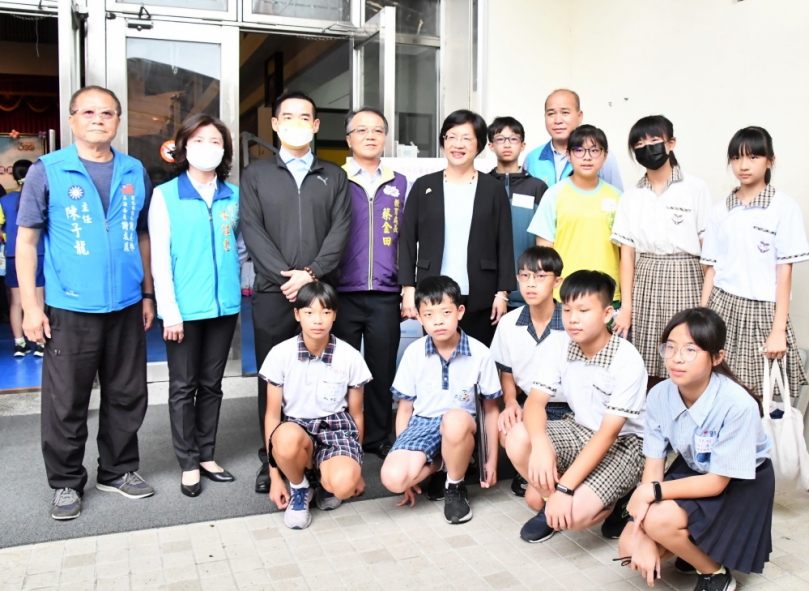 縣長獎國小應屆畢業生，王縣長頒獎。（照片縣府提供）