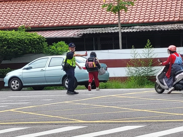 霧警守護行人安全  民眾臉書社群貼文感謝辛勞