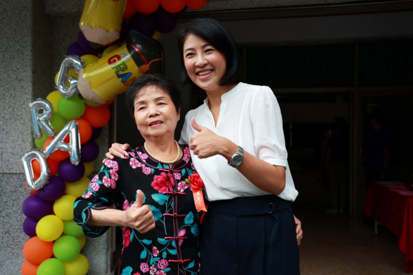 80歲阿嬤補校畢業圓夢 許縣長親臨國姓國中勉勵