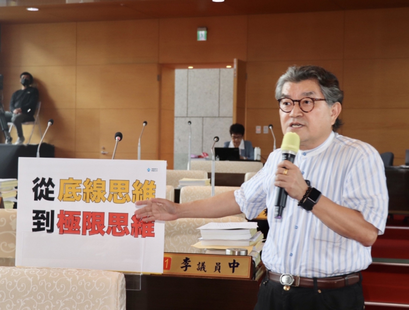 台中市議員李中建議市長盧秀燕市長有機會競選總統時要當仁不讓  並堅定主張中華民國以避免戰爭  保障國民生命和財產安全