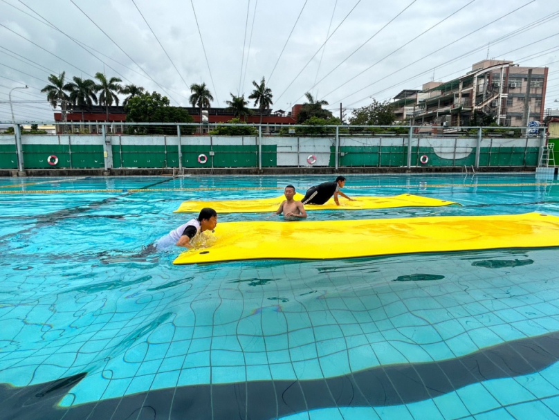 「水中自救」，員林高中校長楊豪森示範爬上水中魔毯技巧。（照片員中提供）