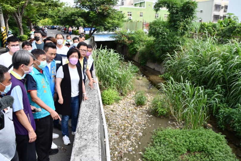 王縣長視察大村鄉排水和道路。（照片縣府提供）