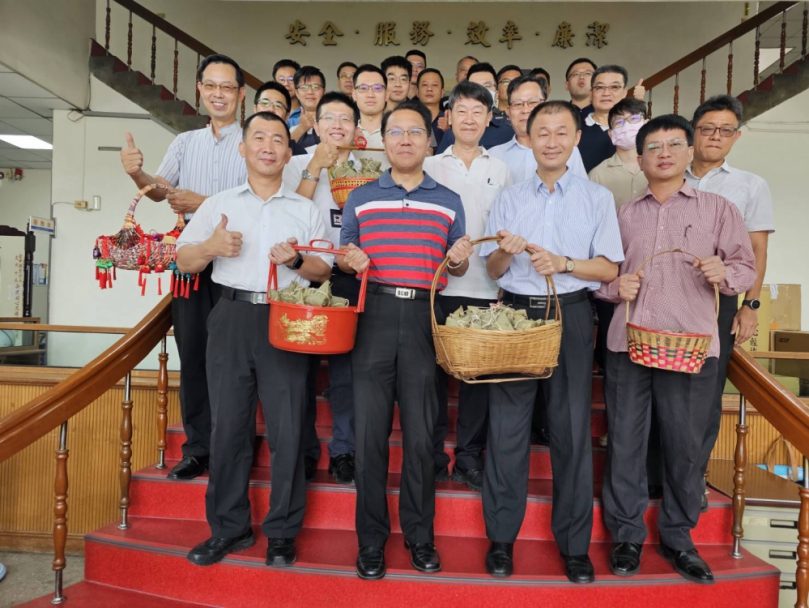 來呷粽，大家辛苦了！烏日警長暖心贈700顆肉粽、香包慰勞同仁共慶端午