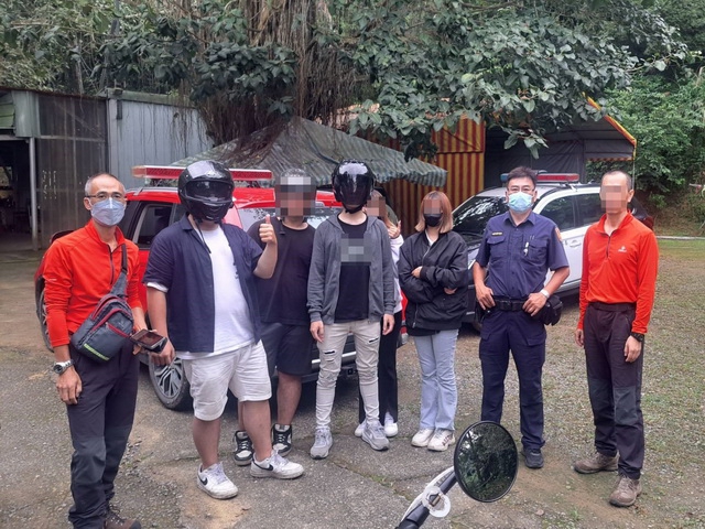 夜遊遇大雨受困山區  太平警即刻救援助脫困