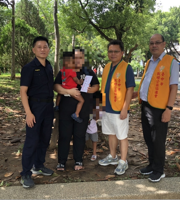 警所長一句問候話救助了二幼童及母親一家家人