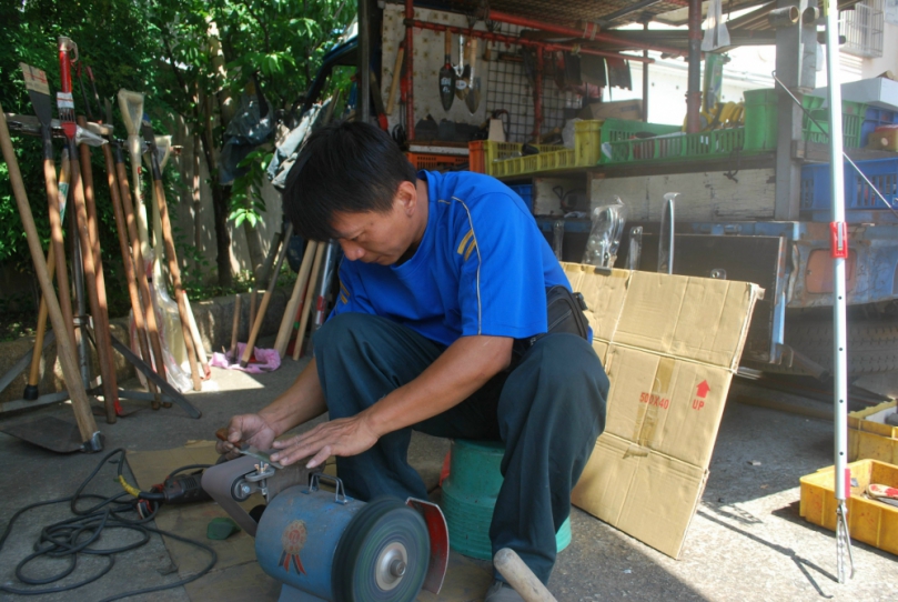 男子林子峰駕駛小貨車排攤販售耕農器具　服務親切　磨刀技術高超鋒利深獲得民眾肯定