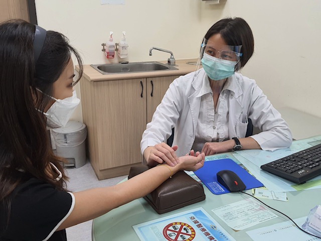 炎炎夏日中暑  分陽暑和陰暑兩種  中藥草茶飲秘方生津可口有效