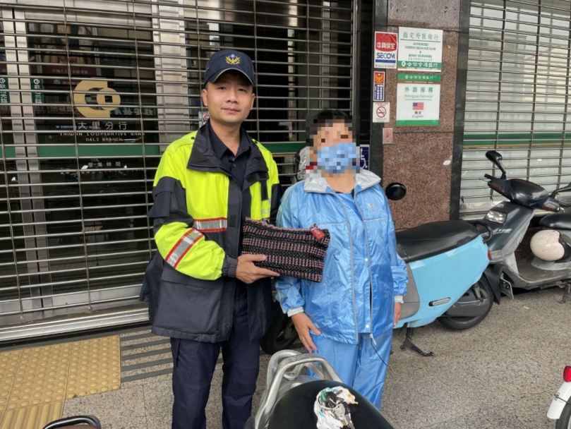婦人留老母遺產十四萬元要給妹妹  竟忘在公車上