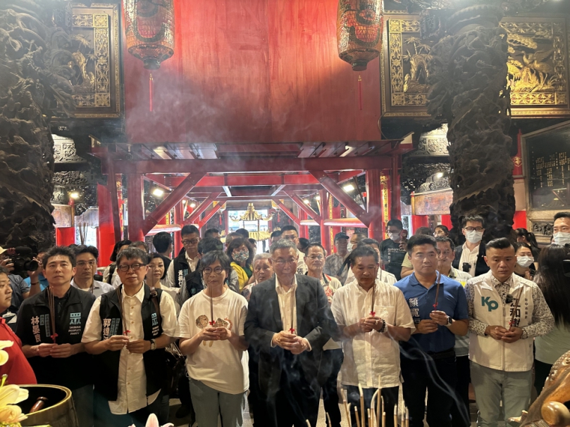 民眾黨總統參選人柯文哲參訪大甲鎮瀾宮  前立委顏寬恒感謝過去受到的幫助  以地主之姿和副董鄭銘坤陪同參拜媽祖