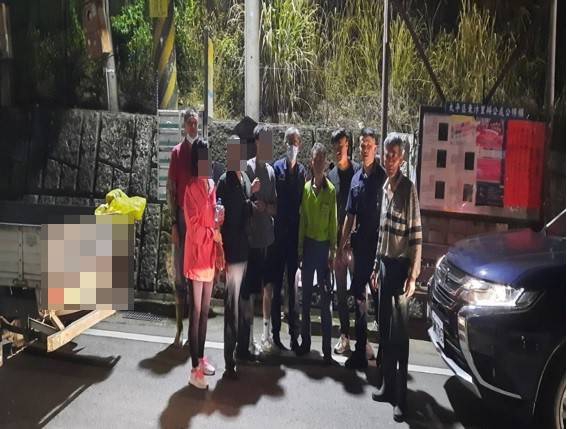 救援的反被救？拖吊車山區救援受困反被警救