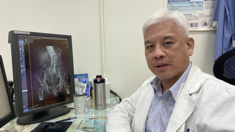 「膀胱結核」員榮醫院盧令一副院長，保住台商膀胱。（照片員榮提供）