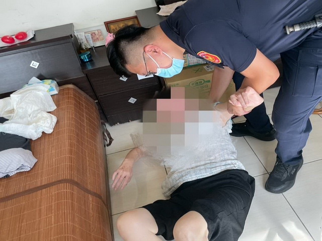 獨居長者身體不適多日未出門  烏日大肚所員警機智破門救命