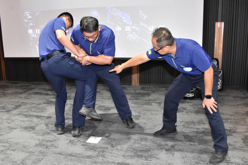 彰基與警局合辦「暴力防範」訓練，教導醫護人員簡單防身術。（照片彰基提供）