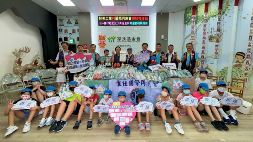 同濟會中A區、惟仕同濟會、鞋美公司，捐新鞋和新帽給家扶兒。（照片家扶提供）