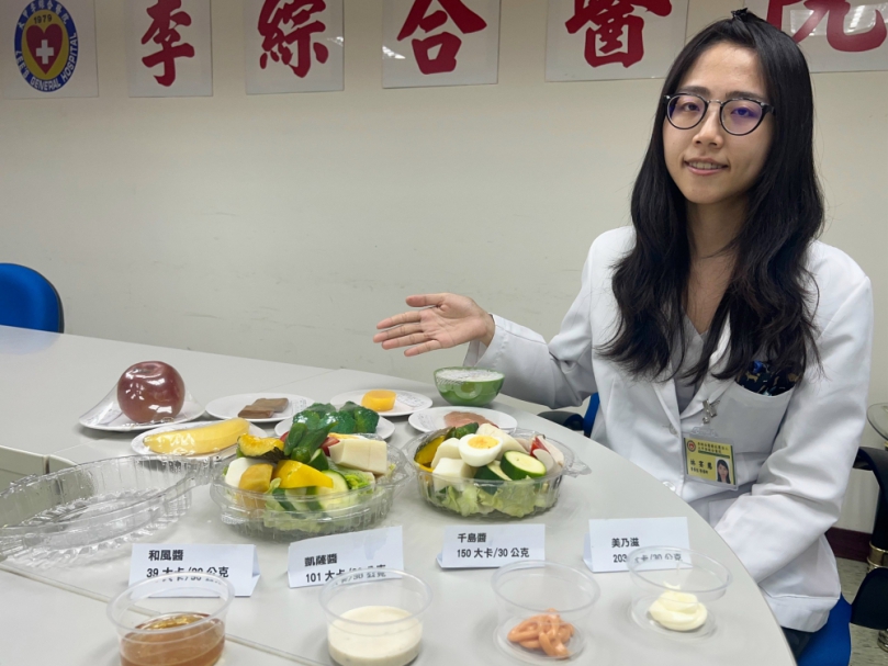 大甲李綜合醫院營養師林宴慧提醒  吃沙拉消暑小心吃進過多熱量  改掉喝含糖飲料的習慣一個月可以減重好幾公斤