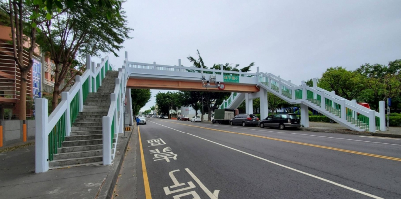 中市人行陸橋換新妝  兼顧市容景觀及維護橋體