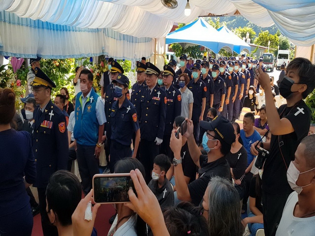 哀慟！因公過世警高偉星靈柩覆警旗  百警淚崩：任務結束了