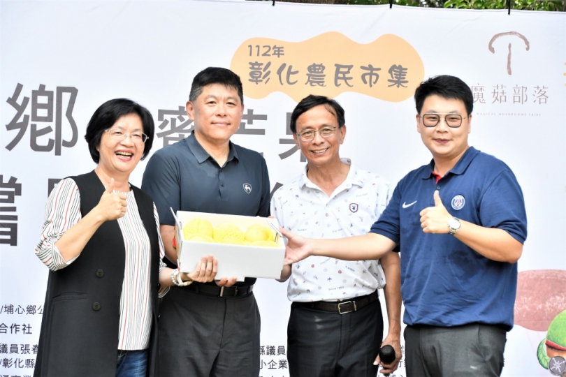 「農特產品公益義賣園遊會」，王縣長希望鄉親有錢出錢，有力出力。（照片縣府提供）