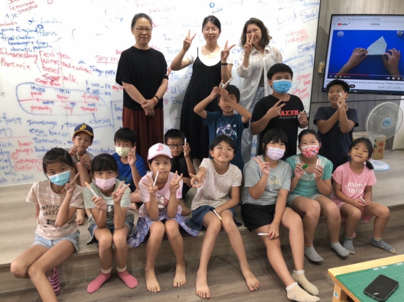 大葉英語系副教授張智惠（後排左）帶領學生協助大西國小舉辦「夏日樂學」。（照片大葉提供）