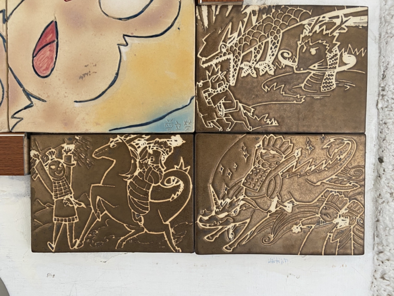 結合閱讀與陶藝！中市內新國小畢業生動漫創作躍上校園牆面