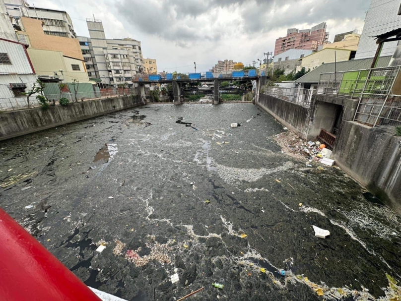 台中市大雅國小旁溪流垃圾堆積如山   市議員周永鴻籲市府加強監測宣導