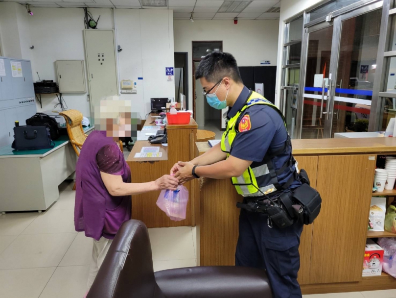 八旬婦外出訪親戚迷途  霧警善用Google街景助返家