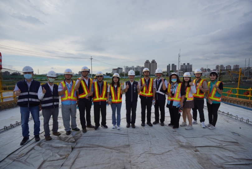 台中市烏日光竹橋改建工程進度超前  建設局長陳大田：橋梁護岸及橋體品質力求完美