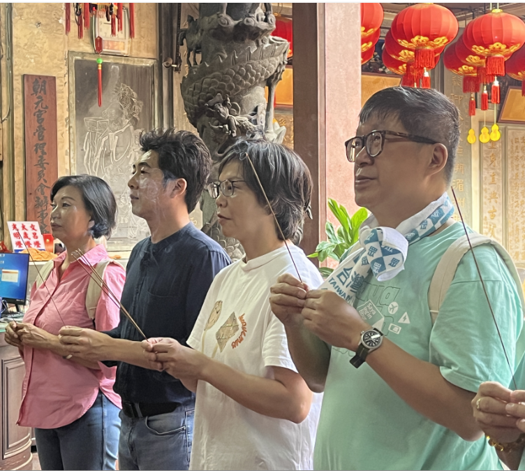 立委參選人蔡壁如到梧棲區展開拜訪行程並到朝元宮參拜