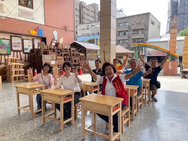 台中市議員林碧秀爭取大元國小老舊課桌椅汰舊換新  新桌椅到校
