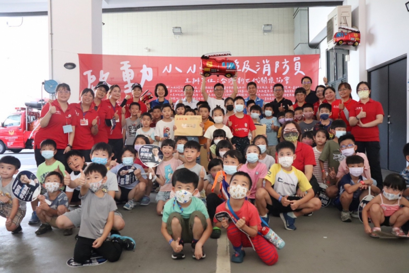 啟動小小消防營  紮根防火觀念  立委江啟臣與孩童同樂