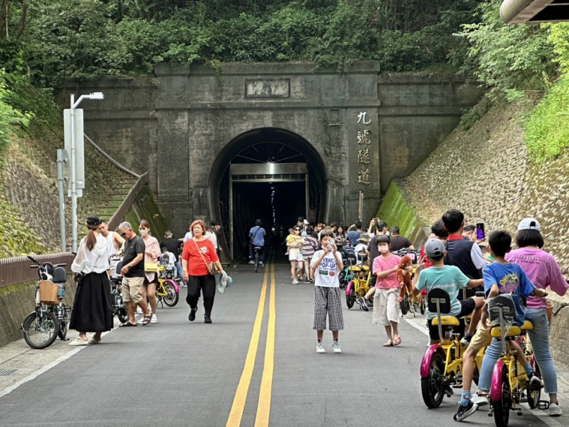 台中市后里雄偉壯觀的花樑鋼橋自行車道  暑期假日出現龐大騎自行車潮