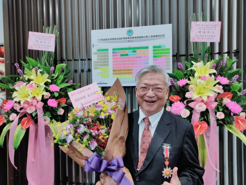 攜手共創健康福祉  中國醫藥大學張永勳教授榮獲112年衛生福利專業獎章接受表揚