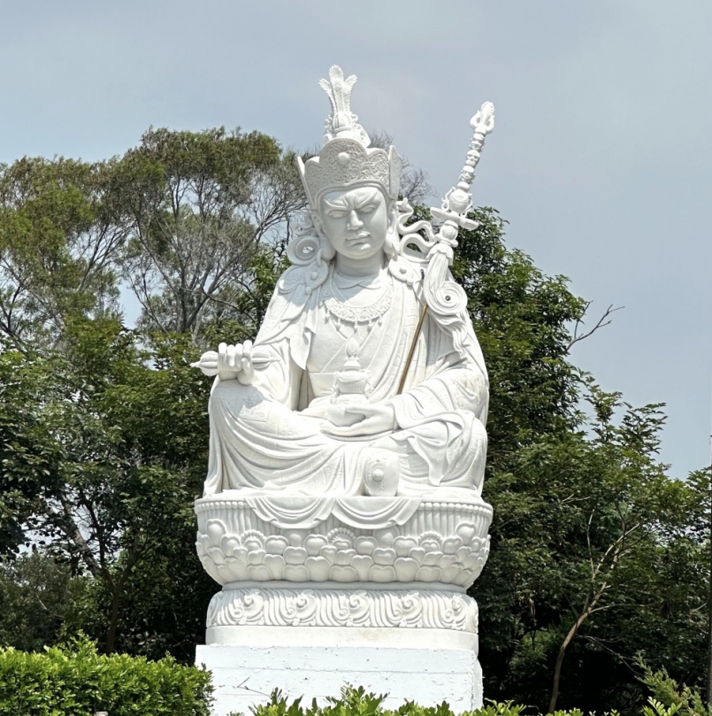 全台最高戶外漢白玉「蓮花生大士法像」，彰化安座。（照片大佛轉法輪協進會提供）