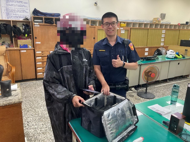 民眾拾獲外送箱  霧警迅速協助調閱監視器找回失主歸還