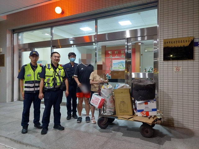 7旬嬤撿回收橫跨2縣市推了10km  烏日暖警推車助返家