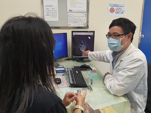 手機族注意長期使用手機  小心拇指腕掌關節炎找上你