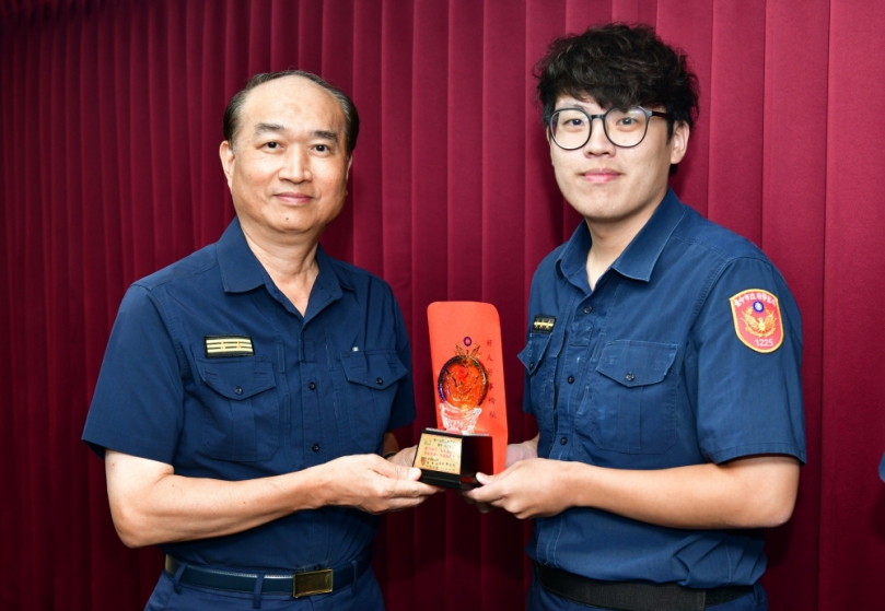 中市警一分局公益所警員楊閎宇凌晨勇救跳橋女子  榮膺好人好事楷模獲表揚