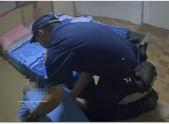 7旬老翁獨居跌倒動彈不得  里長與員警破門救援