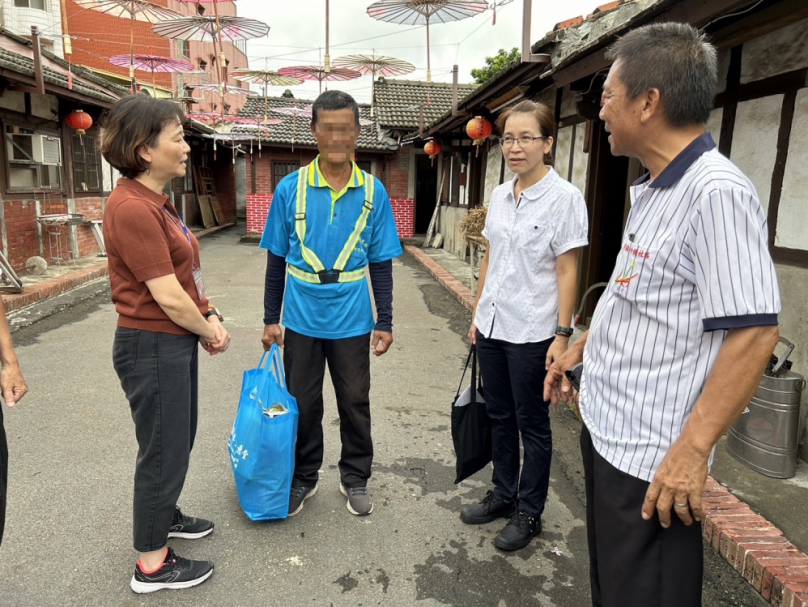 彰檢張曉雯檢察長（左）視察社會勞動人執行情形。（照片彰檢提供）