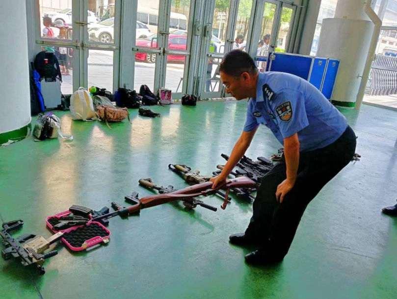 動漫迷武器裝備幾可亂真  驚動公安處理