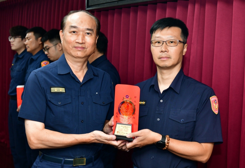 中市警四分局春社所巡佐蔡明佳破窗搶救燒炭婦女  副局長林樹徽表揚直稱讚