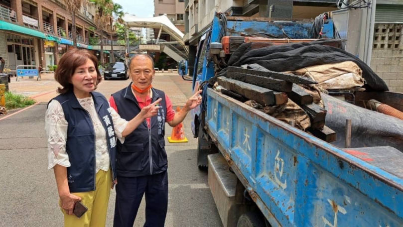 台中市政府都發局發放使照前  市議員黃馨慧要求應檢視建物周邊水溝  若違法任意排放建築廢水、廢物  應要求建商清除後再發照  嚴重者也該依法開罰