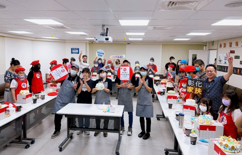 85度C自強店和彰基店，邀家扶親子彩繪蛋糕。（照片家扶提供）