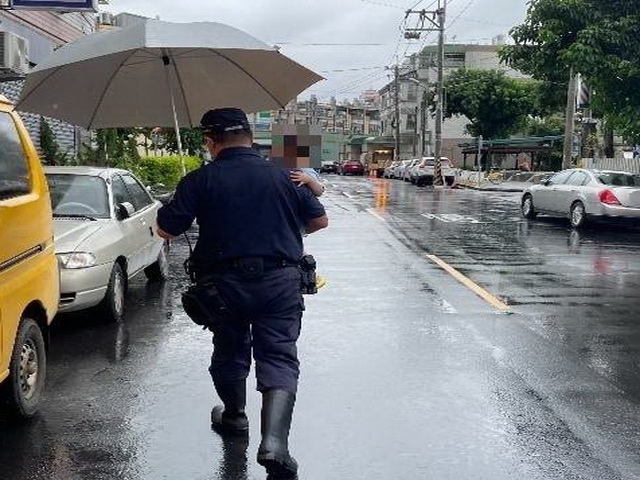 霧警化身龍貓  風雨中護幼童