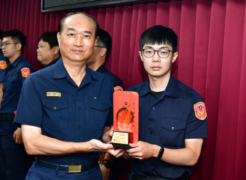 中市警四分局春社所警員賴彥良破窗搶救燒炭婦女  榮膺好人好事楷模獲表揚