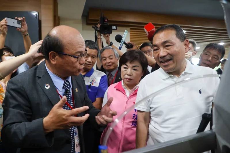 侯友宜參觀群祐機械廠  董事長陳永豐盼侯友宜解決水電與人才荒